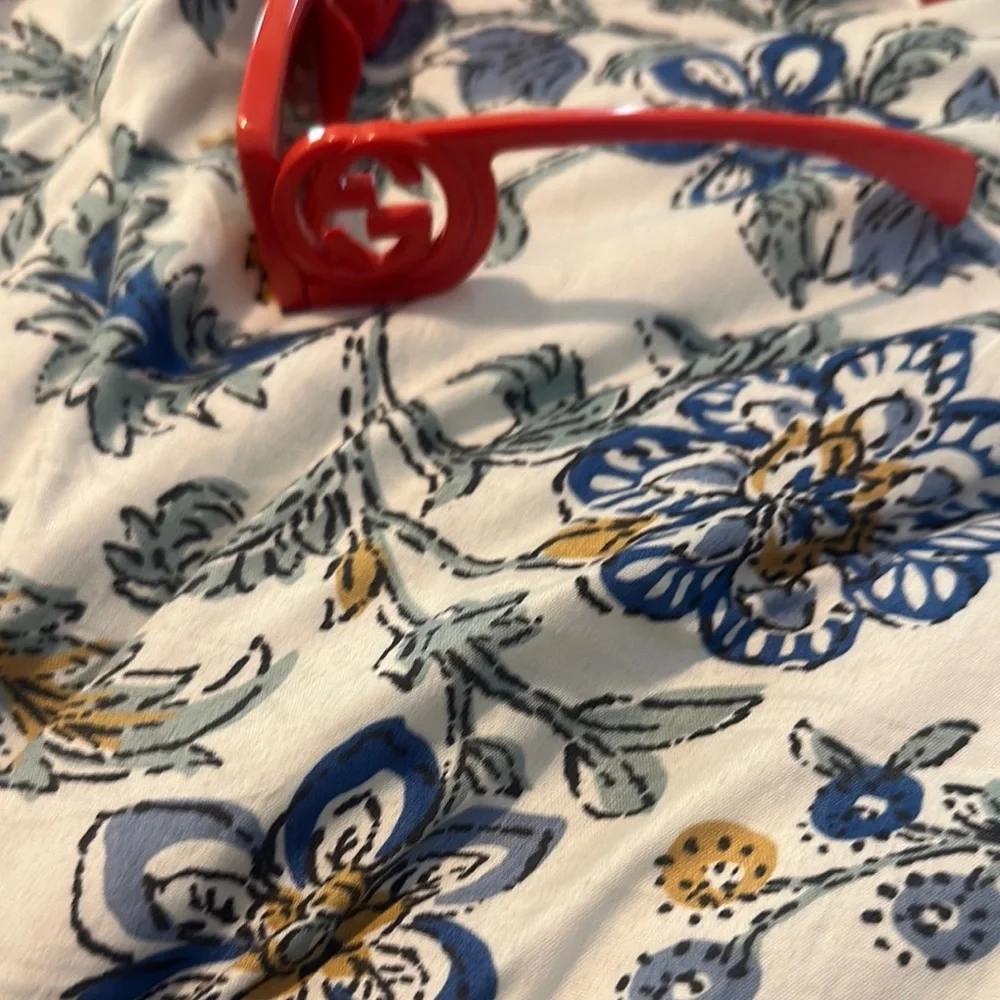 Gucci Red Sunglasses with Bold Design - Picture 2 of 2